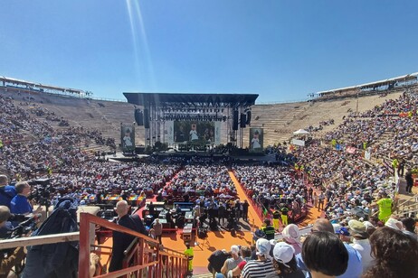 Multidão de fiéis recebeu Papa na Arena de Verona