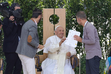 Maoz Inon (D) e Aziz Sarah (S) consegnano la dichiarazione di pace al Papa Francesco (C)