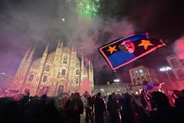 Scudetto Inter: festa anche in Duomo, tifosi nelle strade