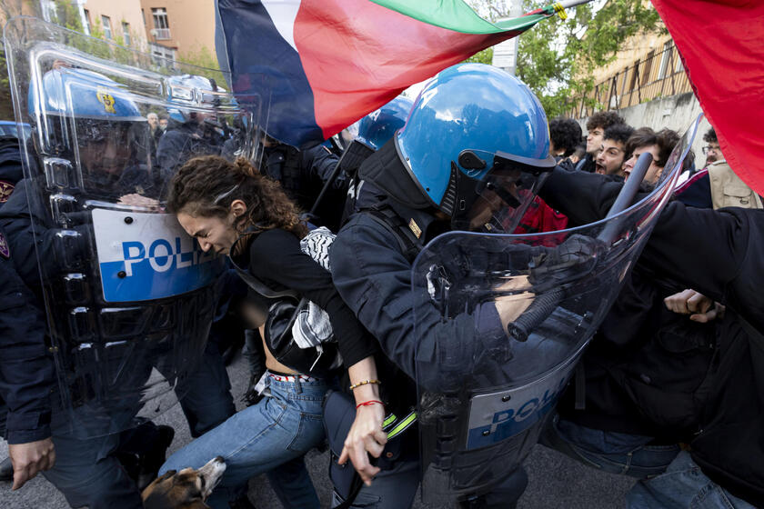 Manifestanti Sapienza gridano  'assassini ', momenti di tensione - RIPRODUZIONE RISERVATA