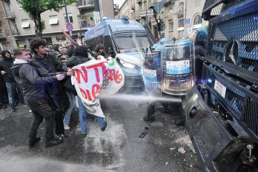 G7: tensioni al corteo, manifestanti respinti con gli scudi