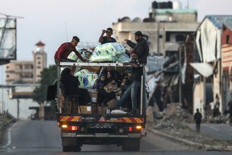 I palestinesi evacuano Rafah nel sud di Gaza