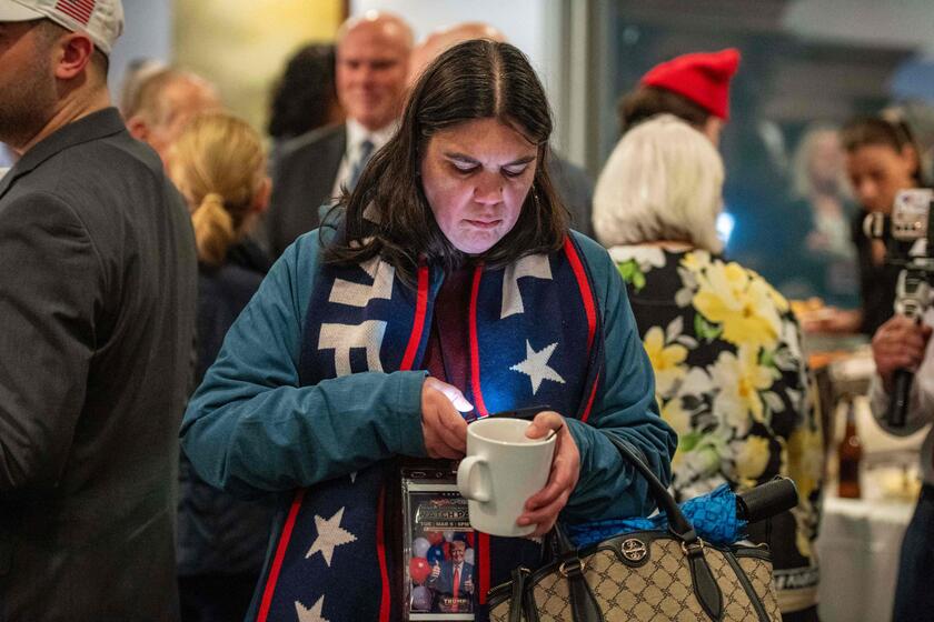 Spille, collane e tatuaggi: ecco i look dei supporter di Trump © ANSA/AFP