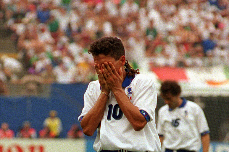 La disperazione di Roberto Baggio dopo aver sbagliato il rigore nella finale Italia-Brasile -     RIPRODUZIONE RISERVATA