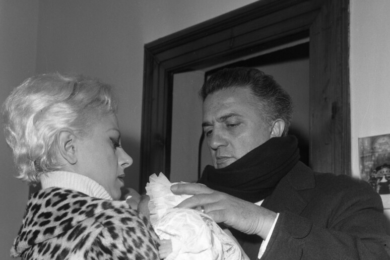 Federico Fellini e Sandra Milo in una foto d 'archivio del 1965 -     RIPRODUZIONE RISERVATA