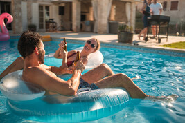 Una coppia si rilassa in piscina foto iStock.
