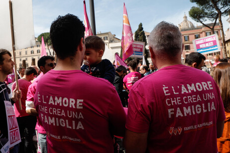 Manifestação de famílias LGBT em Roma