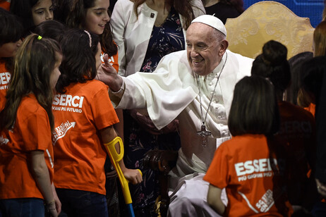 El Papa, rodeado de jóvenes en el encuentro por la natalidad.
