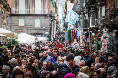 Una calle de Nápoles desbordada de gente.