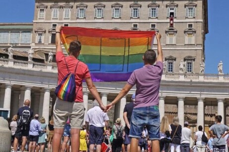 Una marcha de la comunidad gay frente al Vaticano. 