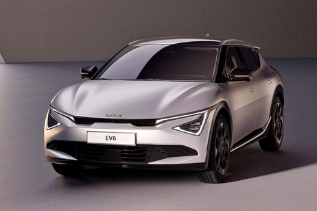 Debutta in casa la versione 2025 dell'elettrica Kia EV6