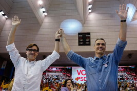 Il leader socialista catalano, Salvador Illa, insieme al premier spagnolo Pedro Sanchez