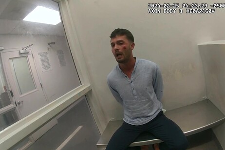 Un frame video mostra Matteo Falcinelli, il ragazzo di 26 anni tenuto legato dalla polizia di Miami
