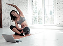 Una donna segue lezioni di fitness on line a casa foto iStock. (ANSA)