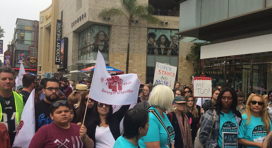 foto da account twitter Brenda Gazzar @LADailyNews multimedia reporter che ha partecipato alle marce a Los Angeles del 12 novembre 2017 © Ansa
