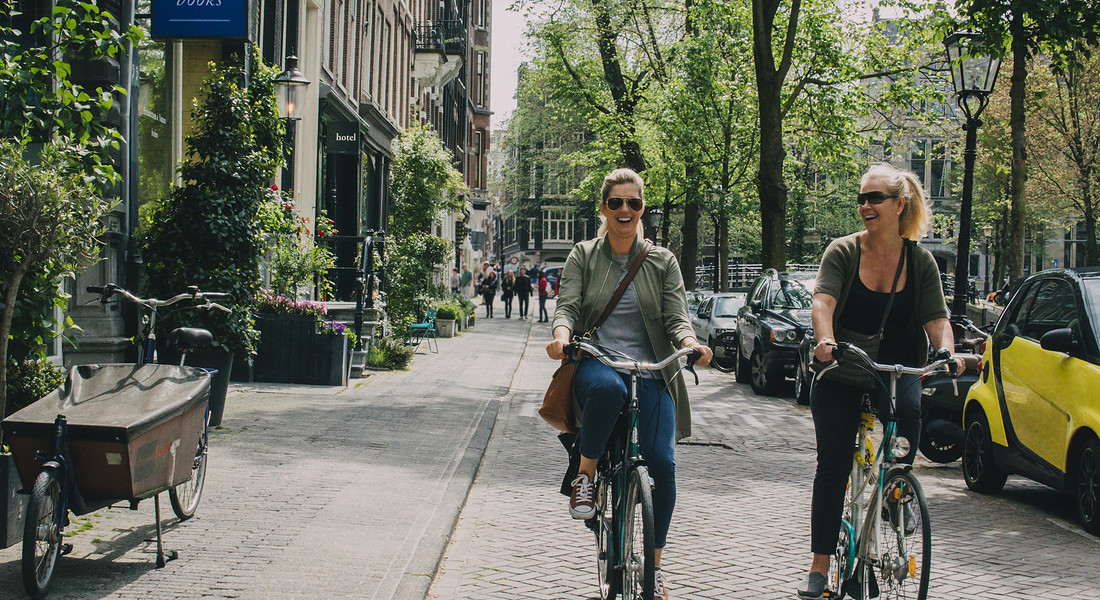 Amsterdam, due cittadine con la bicicletta. foto iStock. © Ansa