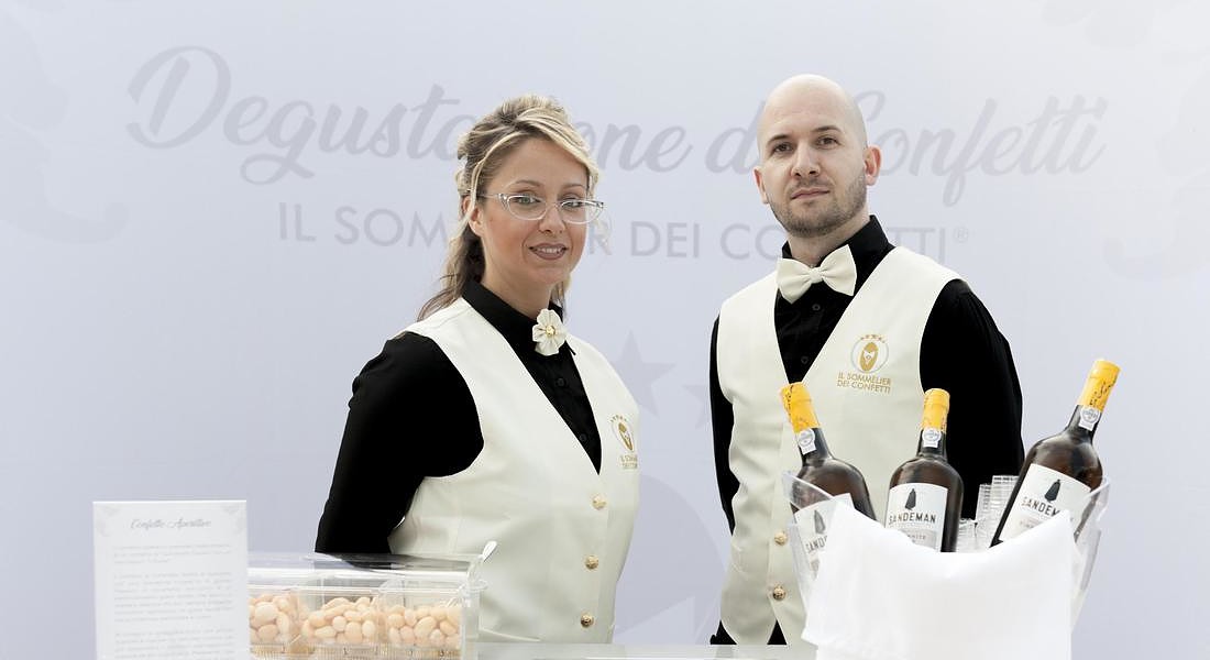 Il sommelier dei confetti, la nuova professione ideata dalla coppia Pierluigi Pizzone e Myriam Giovannini residenti a Nocera Umbra © ANSA