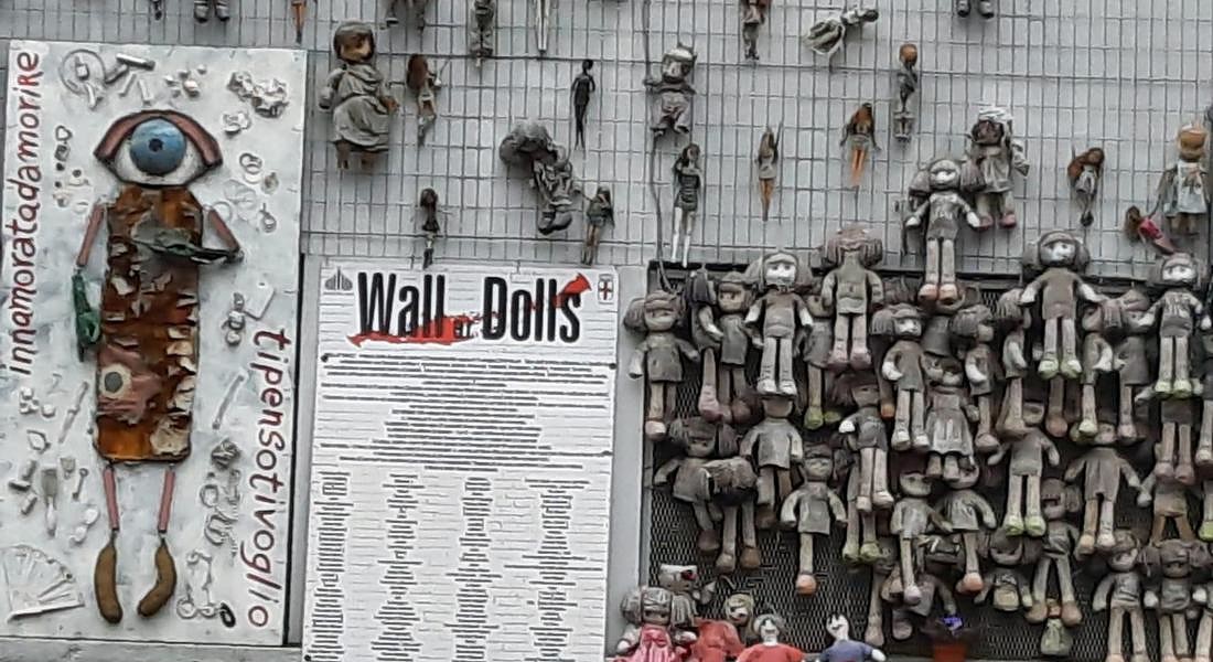 Milano, Il muro delle bambole dell'Associazione culturale 