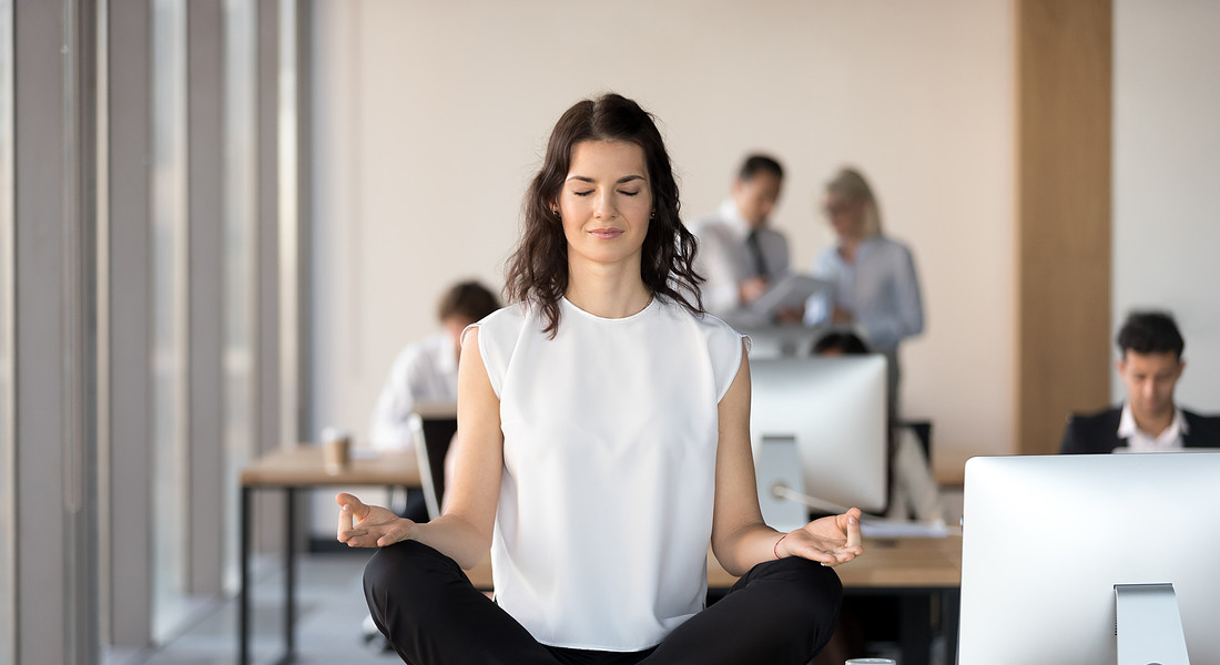 In ufficio yoga e meditazione anti stress foto iStock. © Ansa