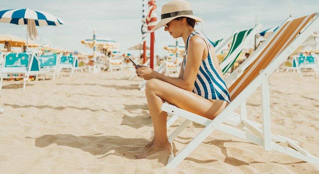 In spiaggia con lo smartphone foto iStock © Ansa