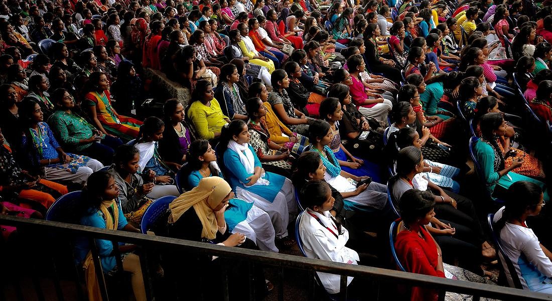 Studenti partecipano alla lezione da Guinness di Mindfulness a Bangalore, India © EPA