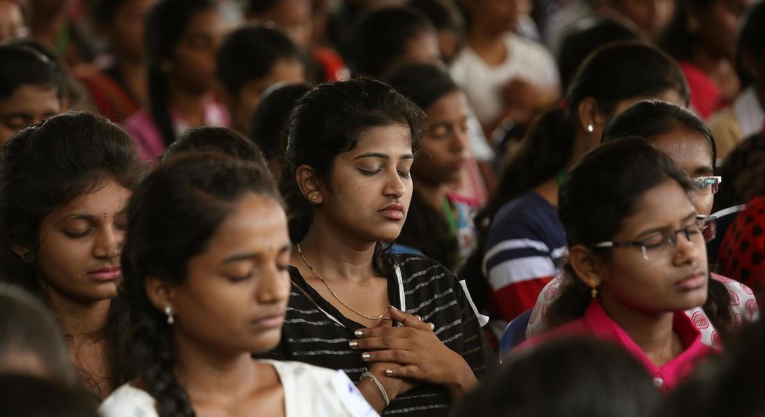 Studenti partecipano alla lezione da Guinness di Mindfulness a Bangalore, India © EPA