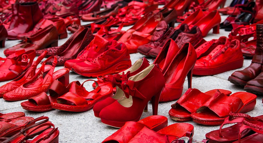 Scarpe rosse simbolo di violenza sulle donne foto iStock. © Ansa