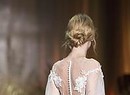 Giovanni Iovino (global creative director dell’artistic team Cotril) realizza le acconciature bridal per il fashion show di Atelier Emè (ANSA)