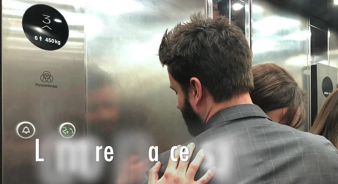 San Valentino - baci in ascensore © Ansa