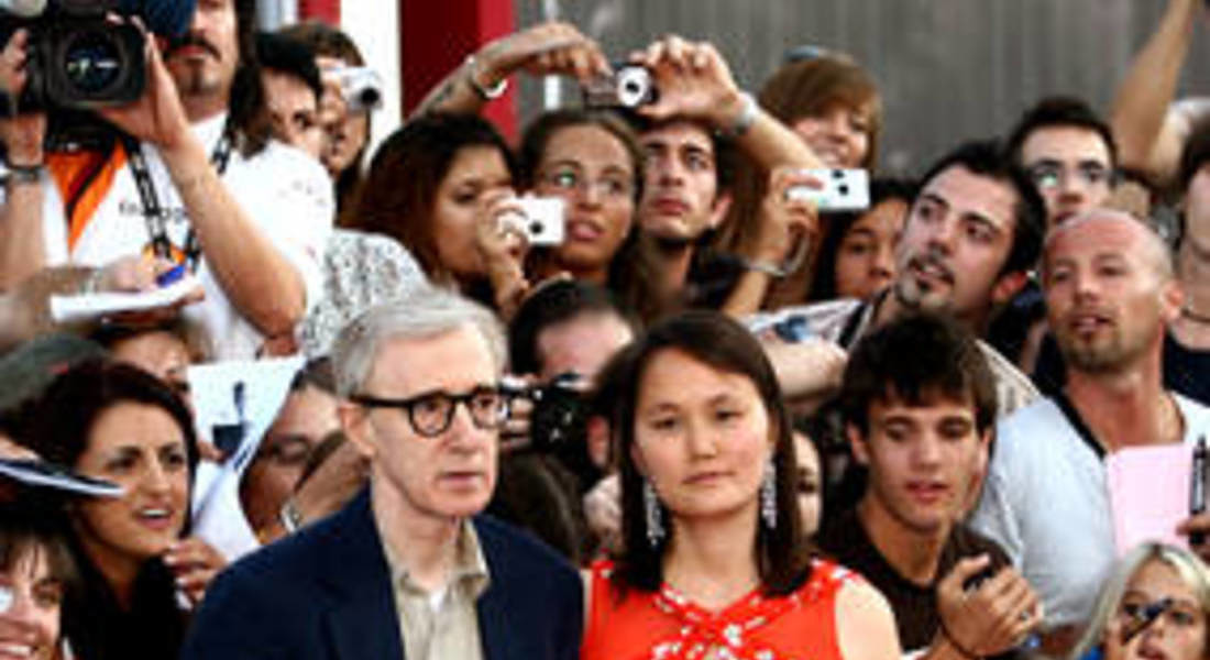 Il regista e  attore statunitense Woody Allen con la moglie Soon Yi © ANSA
