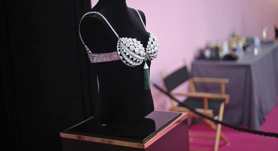Il Fantasy Bra di quest'anno, il reggiseno da 3 milioni di dollari che sarà indossato durante il Victoria's Secret Show a Parigi il 30 novembre © AP