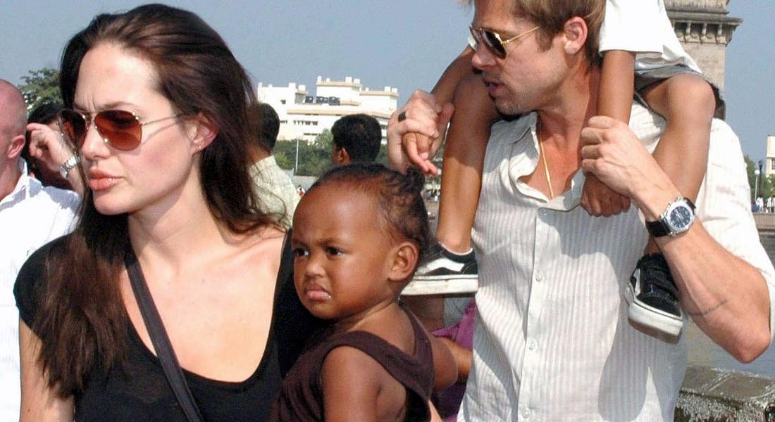 Angelina Jolie, Brad Pitt con due dei loro sei figli: Zahara e il primogenito Maddox in una foto a Mumbai, India, nel 2006 © EPA