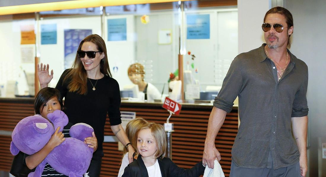 Angelina Jolie e Brad Pitt con i loro figli © ANSA