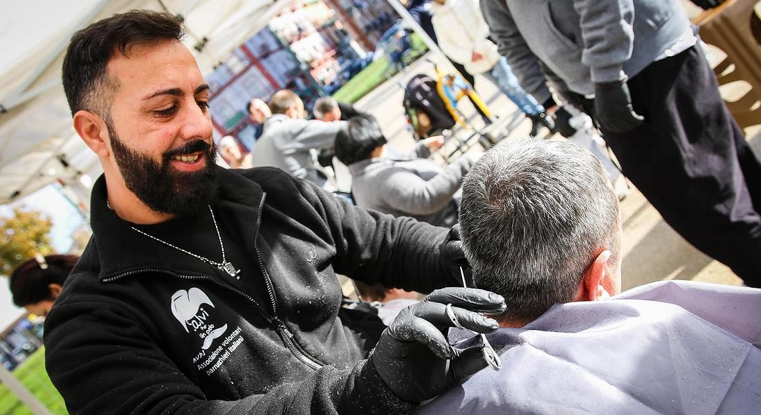 A Napoli barbieri volontari offrono taglio ai pi bisognosi © ANSA