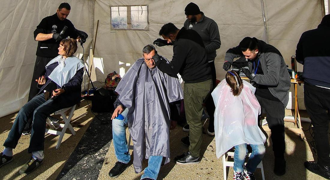 A Napoli barbieri volontari offrono taglio ai pi bisognosi © ANSA