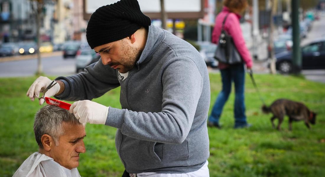 A Napoli barbieri volontari offrono taglio ai pi bisognosi. Servizio foto Ansa di Cesare Abbate © ANSA