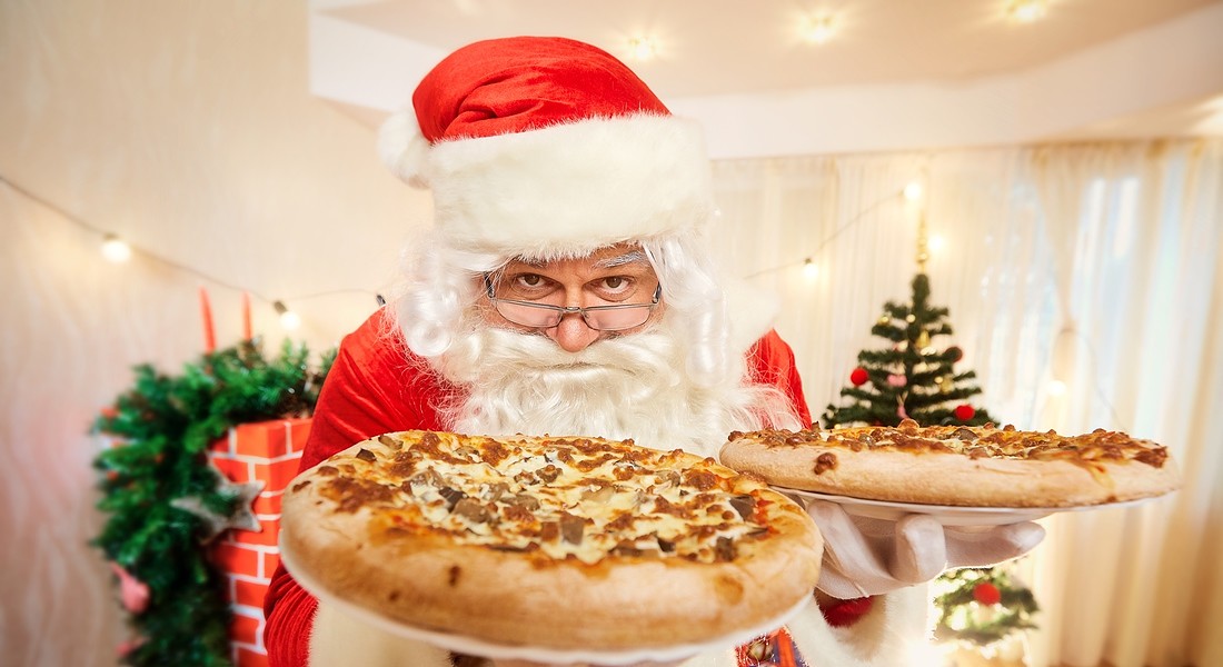 Babbo Natale con pizza napoletana foto Lacheev iStock. © Ansa