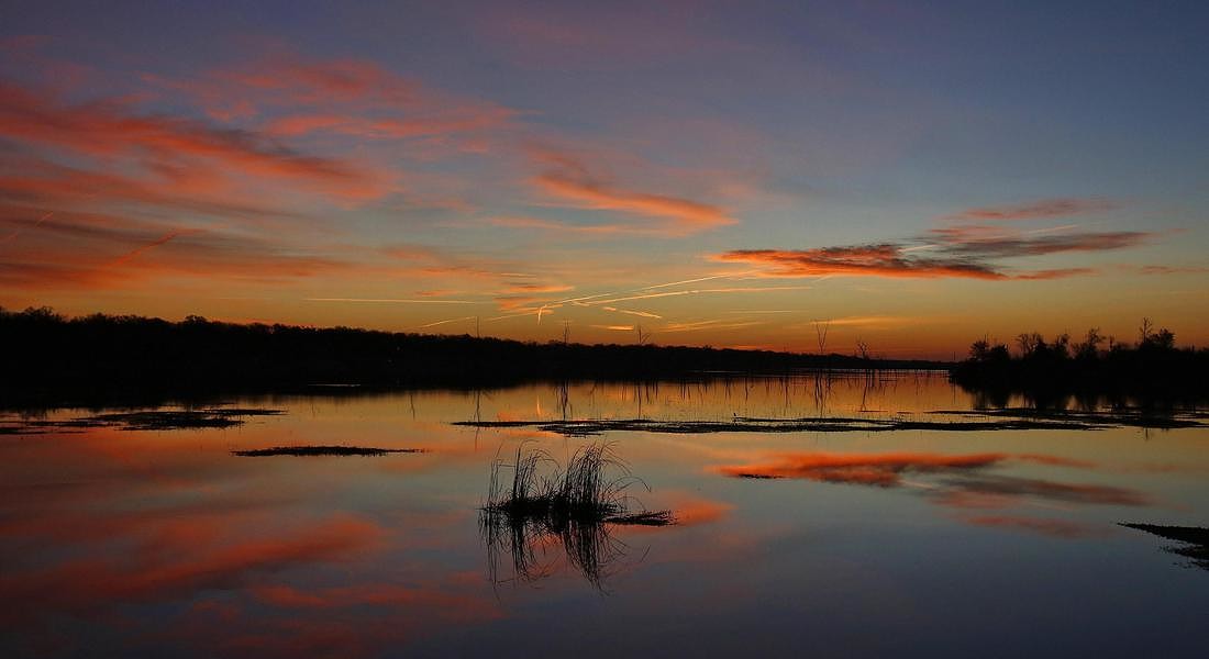 The sun rises over Lake Fork Texas on Christmas Day © EPA