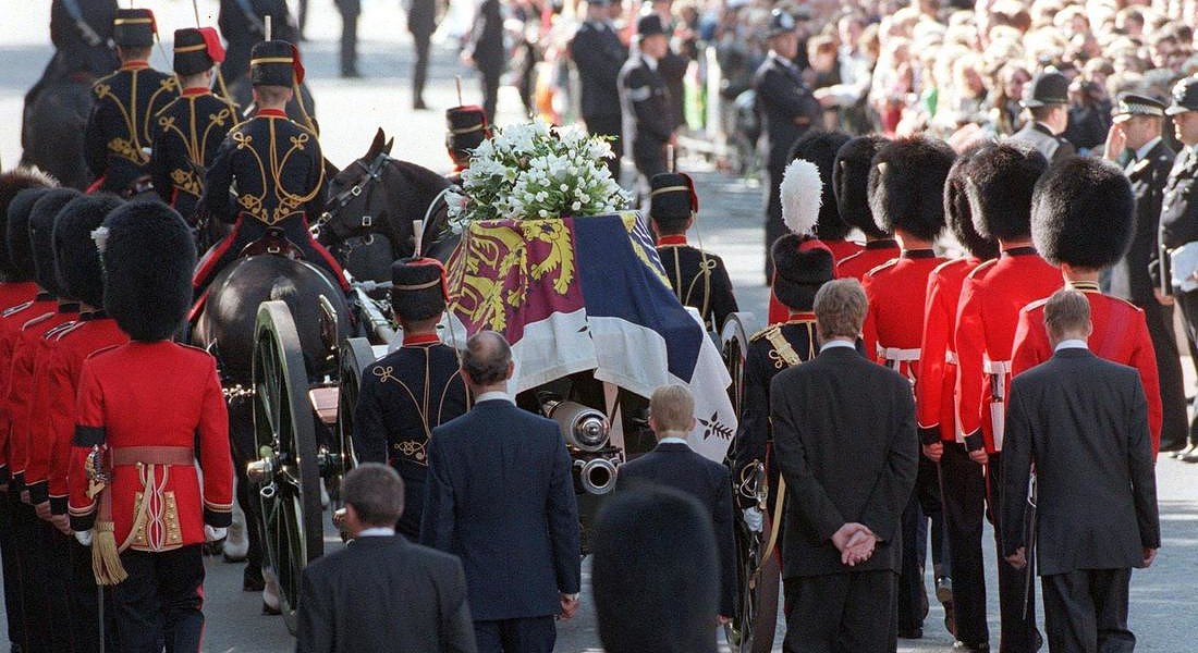 Il feretro di Diana seguoto dal Principe Carlo, dai figli Harry e William e dal fratello Earl Charles Spencer il 6 settembre 1997 © EPA