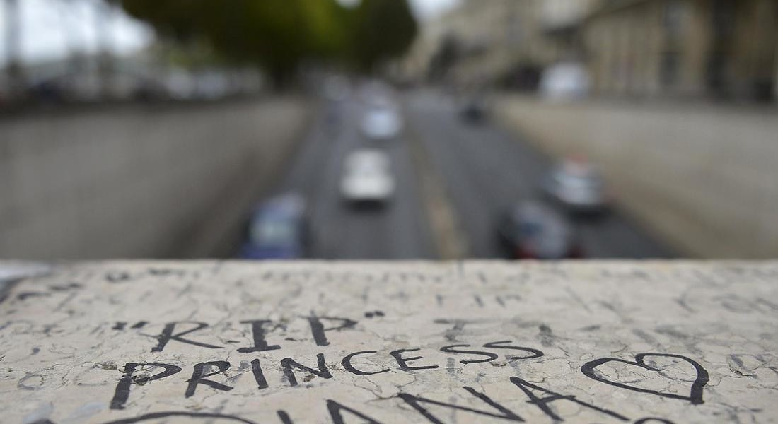 Notes of remembrance are written above the Alma Tunnel in Paris, France, 31 August 2012. The 20th anniversary of Princess Diana's death will be marked on 31 August 2017. © EPA