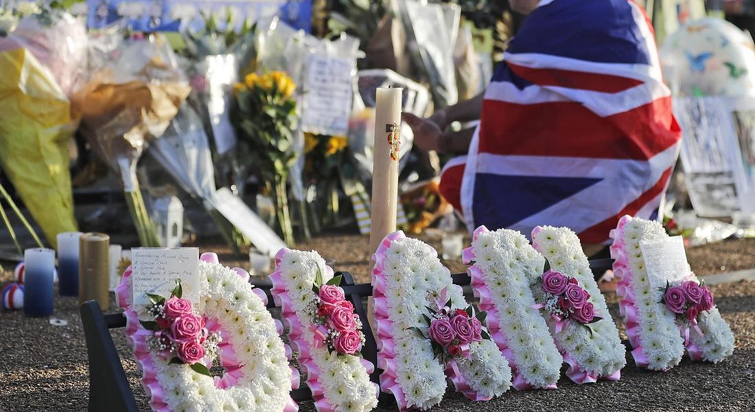 A Londra, fuori Kensigton Palace l'omaggio a Lady Diana principessa del popolo con candele, fiori, biglietti. 20 anni fa la morte nell'incidente stradale a parigi © AP