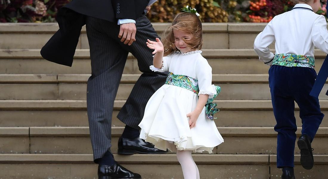 A Windsor si sono sposati la principessa Eugenie e  Jack Brooksbank. La baby princess Charlotte saluta la folla all'ingresso della chiesa © EPA