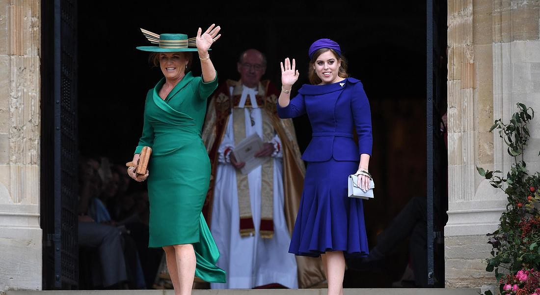 Sarah Ferguson con la figlia Beatrice di York all'ingresso della chiesa dove si è sposata la principessa Eugenie di York con Jack Brooksbank © EPA