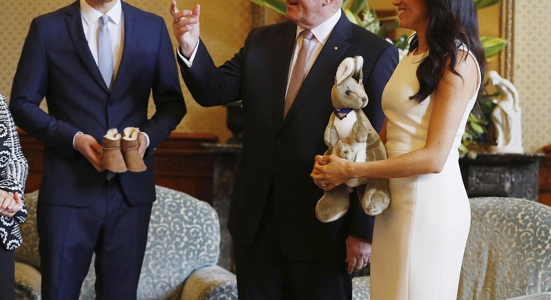 Harry e Meghan con doni per il bebè ricevuti durante la visita ufficiale in Australia © AP