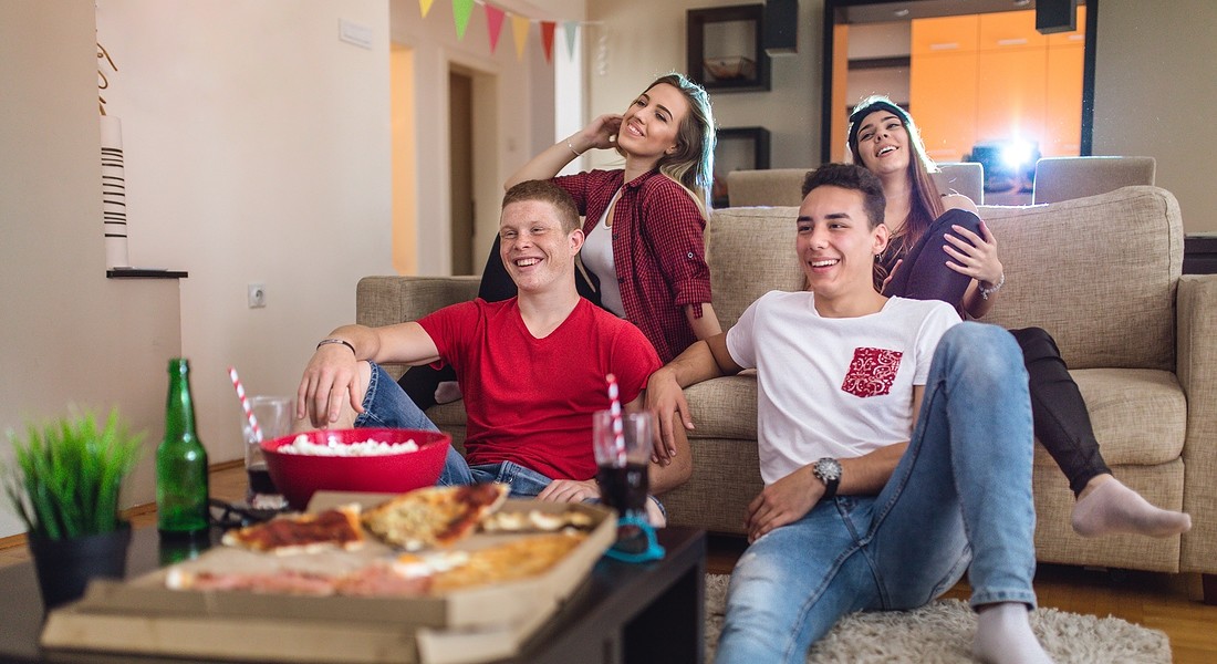Pizza con gli amici guardando la tv. foto iStock. © Ansa
