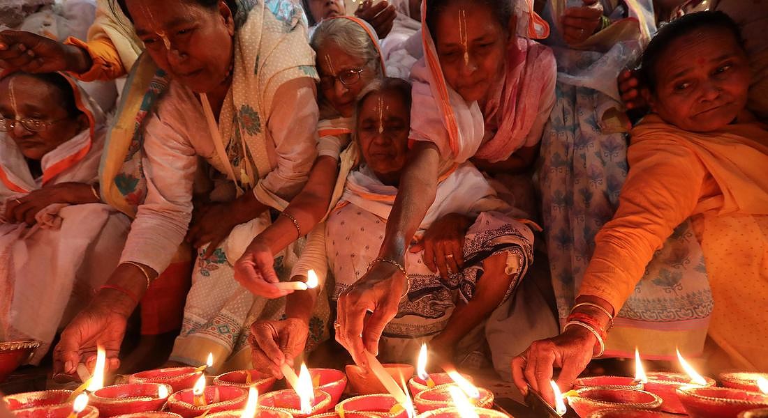 Indian widows celebrate Diwali festival in Vrindavan © EPA