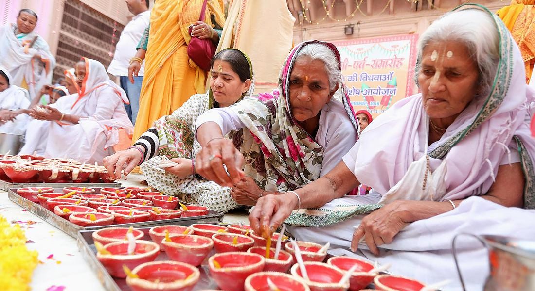 Indian widows celebrate Diwali festival in Vrindavan © EPA