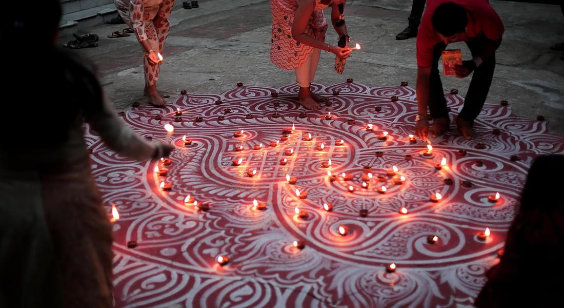 Diwali, o Dipawali, è la festa più importante dell'anno in India. Prende il nome dalle piccole lampade che gli indiani pongono fuori dalle loro case per simboleggiare la luce interiore che protegge dall'oscurità spirituale. © EPA