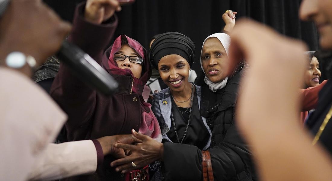 Ilhan Omar, musulmana, sarà la prima rifugiata africana al Congresso e la prima ad indossare l'hijab © AP