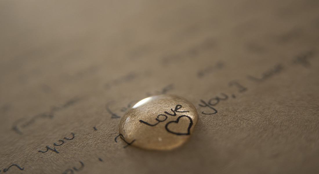 Una lacrima bagna una lettera d'amore foto iStock. © Ansa